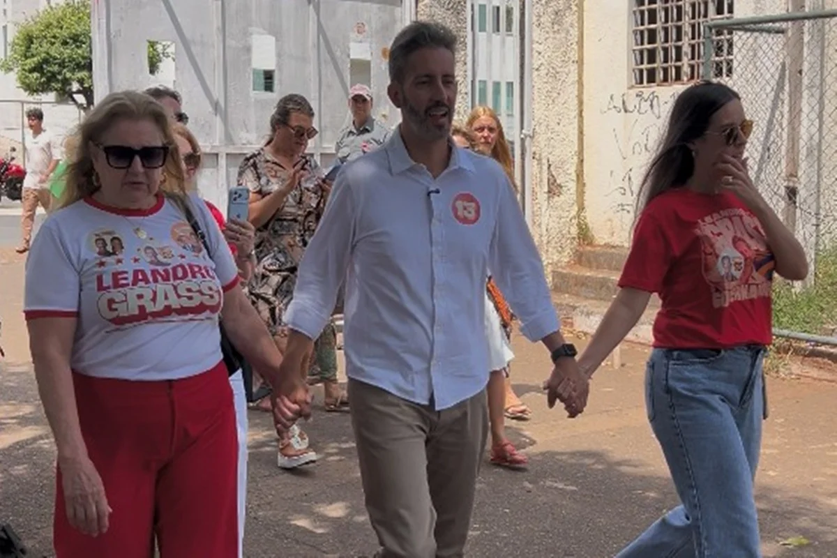 Leandro Grass vota no Guará acompanhado da mãe e da esposa