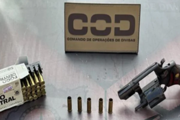 Imagem colorida de revólver apreendido com foragido do Maranhão