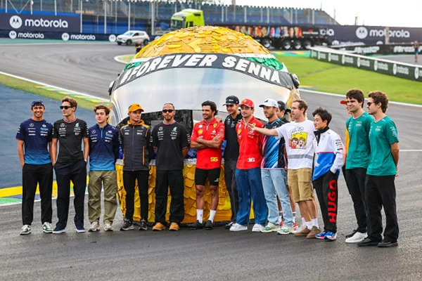 Imagem colorida de piloto no GP do Brasil - Metrópoles