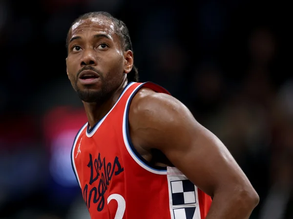 Foto colorida de Kawhi Leonard, durante jogo entre Hawks x Clippers pela NBA - Metrópoles