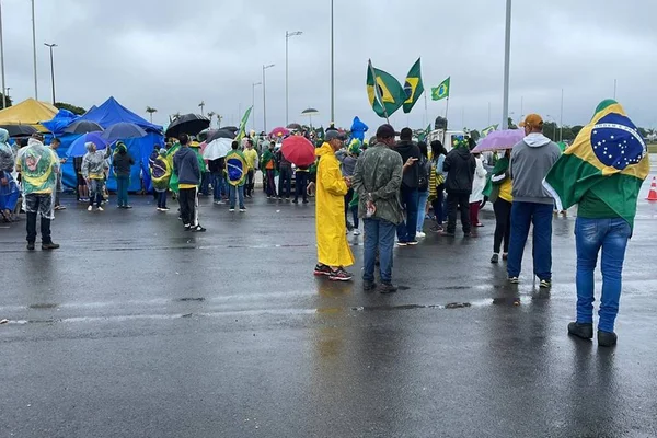 Bolsonaristas seguem em vigília em frente ao QG do Exército