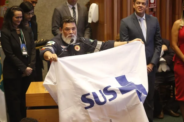 Jorge Vianna repete ato e toma posse com uniforme do Samu
