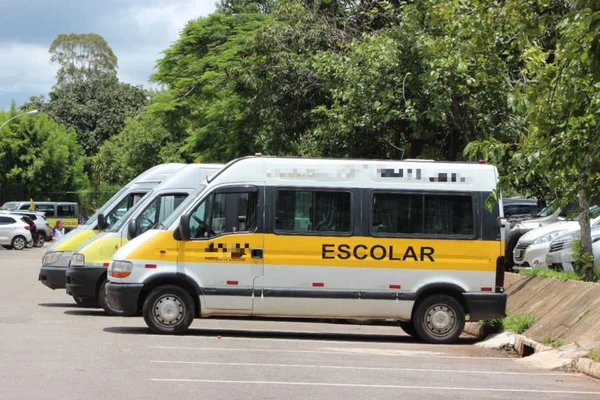 van escolar estacionada