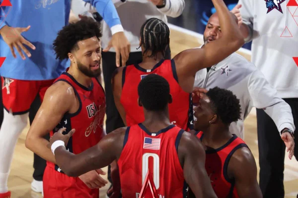 Time EUA esmaga USA Stripes e conquista o título do NBA All-Star