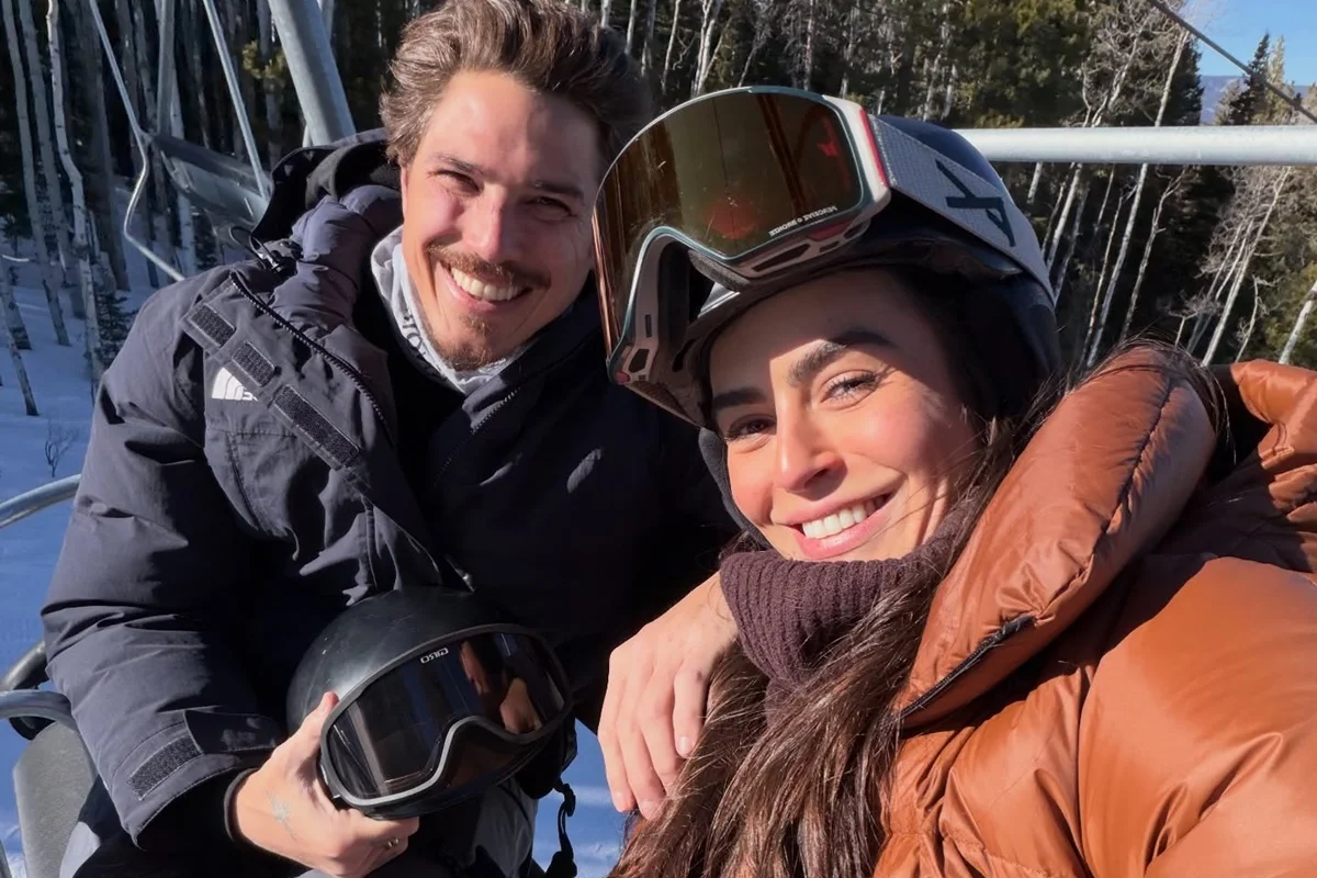 Romulo Arantes Neto e Mari Saad posam durante passeio na neve Romulo Arantes Neto e Mari Saad posam durante passeio na neve