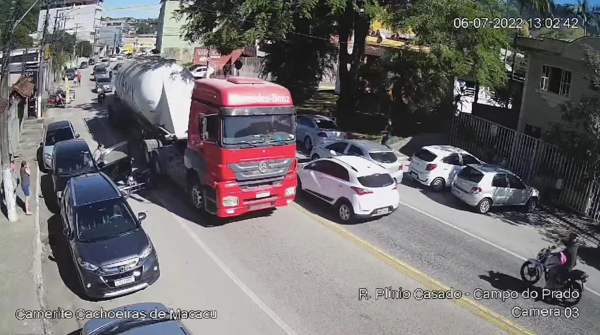 Uma motorista abriu a porta do carro e acabou jogando nessa um motociclista para debaixo de um caminhão que estava em movimento Uma motorista abriu a porta do carro e acabou jogando nessa um motociclista para debaixo de um caminhão que estava em movimento