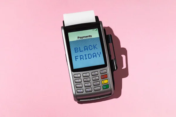 Na imagem com cor, foto de uma máquina de compras na Black Friday - Metrópoles