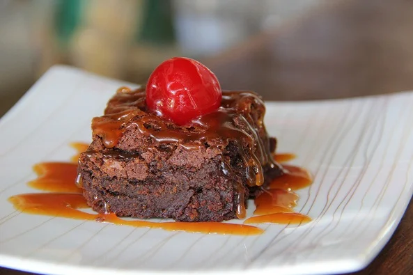 Pai come acidentalmente brownies com maconha e xinga gato da família