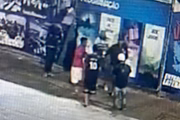 A polícia pede que quem reconhecer os autores dos ataques entre em contato pelo número 197. A polícia pede que quem reconhecer os autores dos ataques entre em contato pelo número 197.