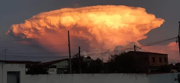 Uma nuvem de cor alaranjada surpreendeu moradores da Bahia
