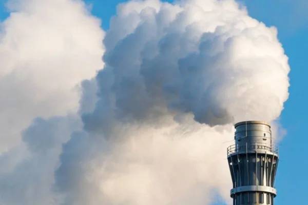 Foto colorida mostra emissão de carbono na atmosfera - Metrópoles - aquecimento global