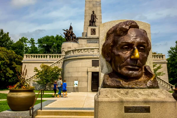 Foto colorida do local onde se encontra o túmulo de Abraham Lincoln, em destaque o busto de Abraham Lincoln - Metrópoles