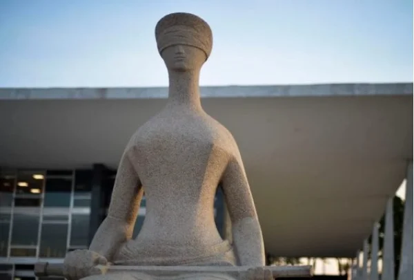 Escultura A Justiça, localizada em frente ao STF - Metrópoles