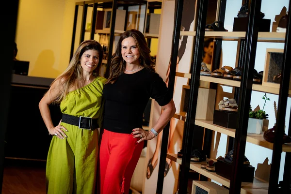Claudia Salomão recebe convidados em lançamento da loja Birkenstock