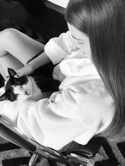 João, gato de Marina Ruy Barbosa, é clicado em seu colo