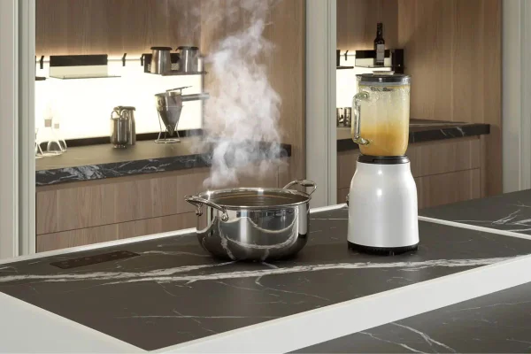 Bancada de cozinha com panela e liquidificador