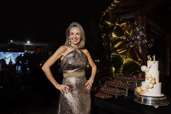 Cristina Motta celebra a chegada dos 51 anos em grande estilo