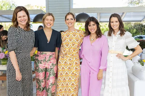 Trio de amigas recebe a designer de joias Andrea Colli em almoço