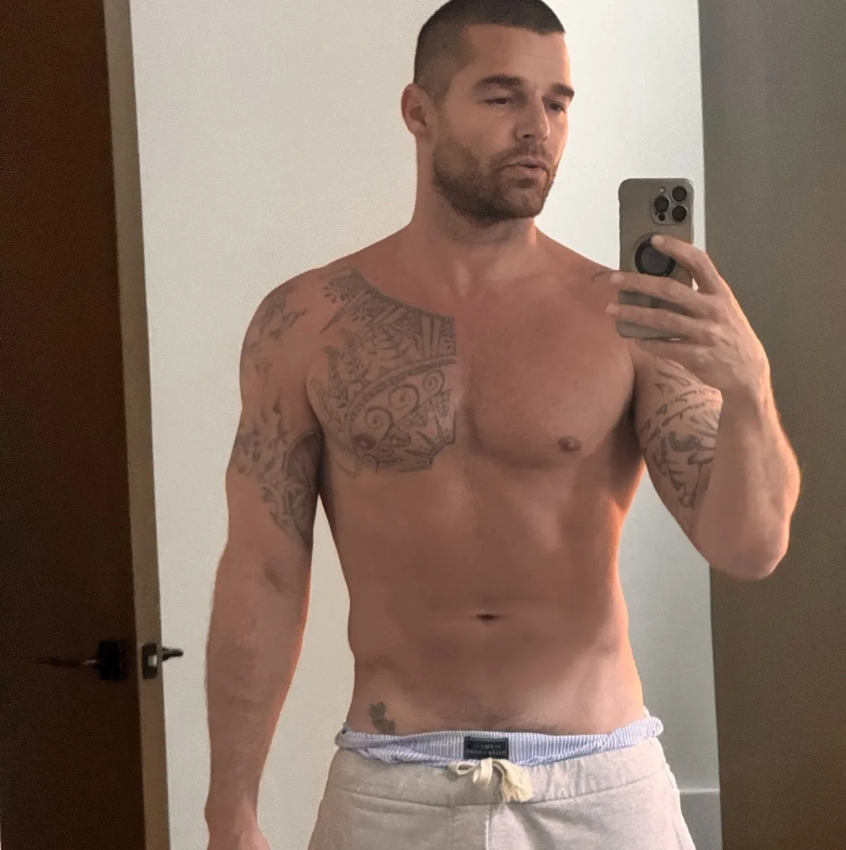 Fãs resgatam foto em que Ricky Martin deixa tatuagem íntima à mostra Fãs resgatam foto em que Ricky Martin deixa tatuagem íntima à mostra