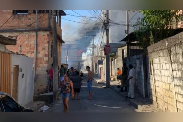 Incêndio em vegetação se espalha e atinge casa em Belo Horizonte