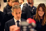 O ex-presidente francês Nicolas Sarkozy, acompanhado da esposa Carla Bruni, fala à imprensa após ter sido considerado culpado em 25 de setembro de 2025, em Paris, França.