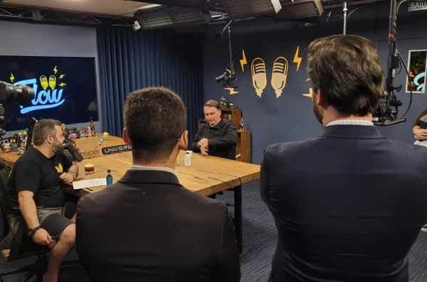 Mauro Cid Assessores Filipe Martins e Mateus Diniz acompanham Jair Bolsonaro no podcast Flow