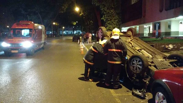 Motorista perde o controle e capota carro na Asa Norte