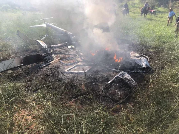Vídeo: helicóptero cai em fazenda na região de Maringá e piloto morre