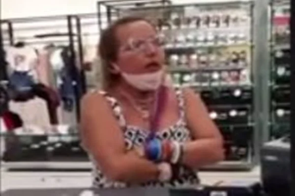 Vídeo. Após ser solta, mulher faz novo ataque: “Sou racista de carteirinha”