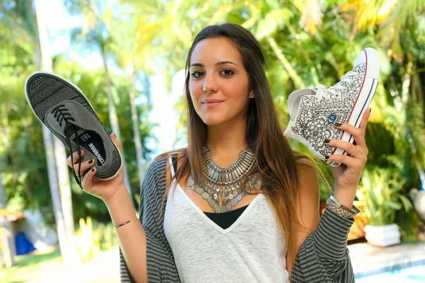 A arte de Julia Arcangeli estampa produtos de grandes marcas nacionais