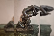 Outra obra apreendida é, aparentemente, uma releitura da escultura “O Beijo”, de Auguste Rodin