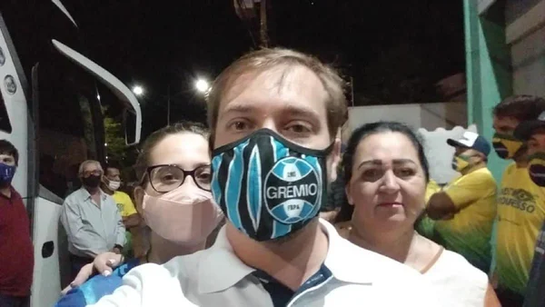 Nas imagens da data do ato pró-Bolsonaro, Jane aparece sem máscara