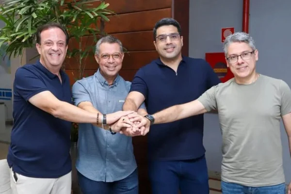 Quatro homens com as mãos dadas - Metrópoles