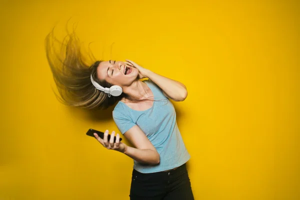 mulher escutando música