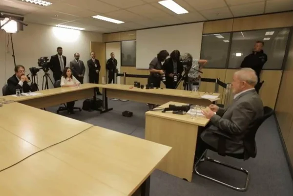 A jornais, Lula diz que Brasil é “governado por um bando de maluco”