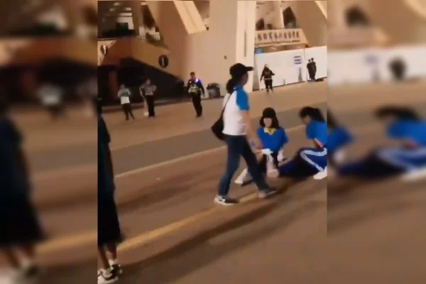 China: homem invade centro esportivo, atropela e mata 35 pessoas. Veja