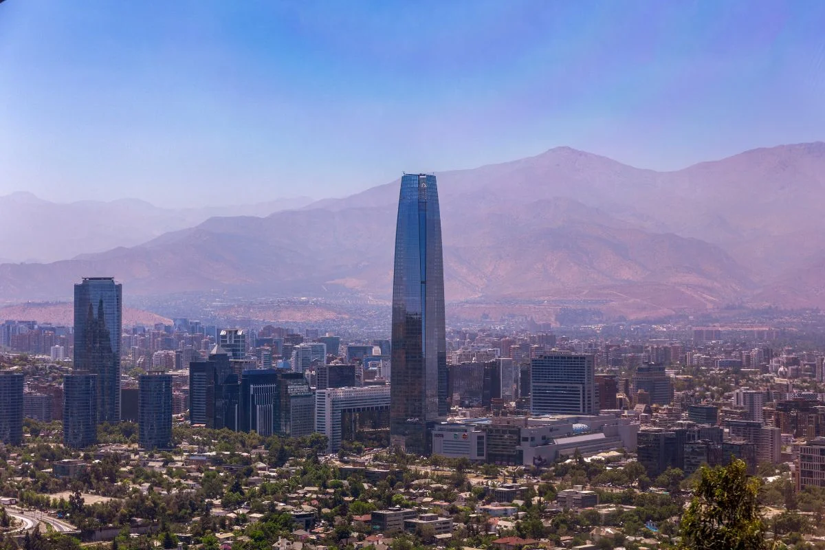 Vista panorâmica de Santiago, capital do Chile, com destaque ao imponente arranha-céu Gran Torre Santiago Vista panorâmica de Santiago, capital do Chile, com destaque ao imponente arranha-céu Gran Torre Santiago