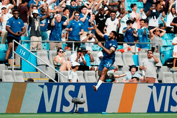 Foto colorida de Reece James comemorando gol - Metrópoles
