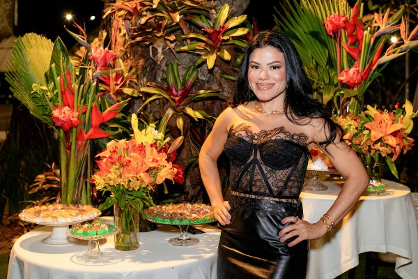Juliana Dias comemora seu aniversário com amigas e familiares em jantar exclusivo