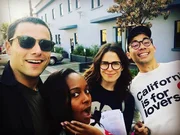 Atriz com os atores nos bastidores das gravações Atriz com os atores nos bastidores das gravações