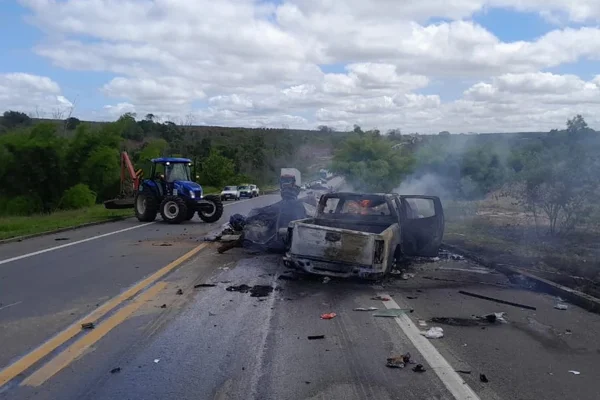 imagem colorida de acidente na br 101, na divida da bahia com espírito santo