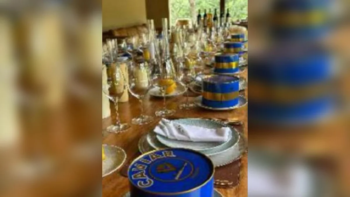 Mesa posta com caviar e taças de vinho Mesa posta com caviar e taças de vinho
