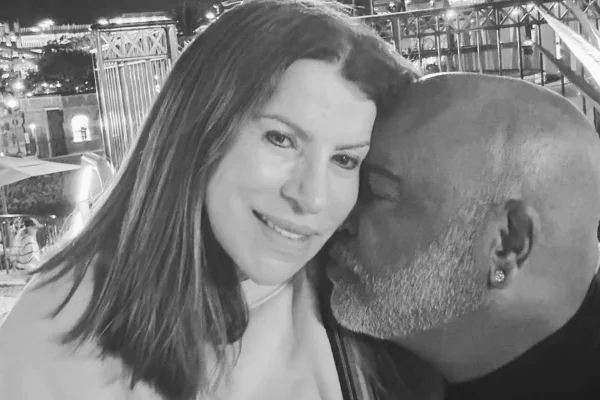 Imagem em preto e branco de Rick Sollo e a esposa Geralda Helena - Metrópoles