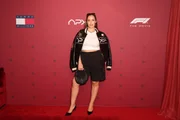 O estilo mistura jaquetas de corrida, logotipos de patrocinadores e modelagens esportivas com o streetwear