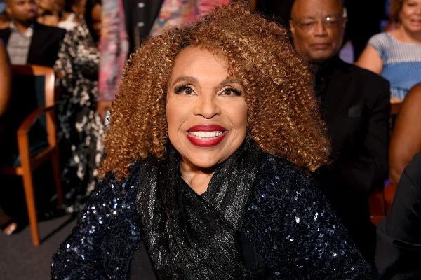 Foto colorida da cantora Roberta Flack - Metrópoles