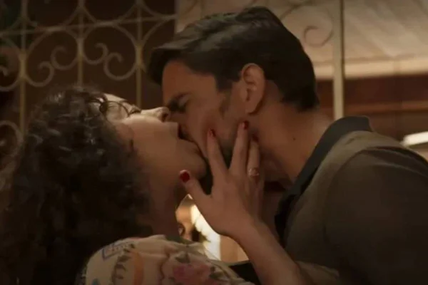 Foto colorida de duas pessoas se beijando-Metrópoles