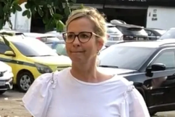 Foto colorida mostra Maria Estela, passageira do carro que atropelou o ator Kayky Brito no Rio - Metrópoles