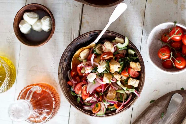 Aprenda a fazer a gostosa e refrescante salada italiana panzanella