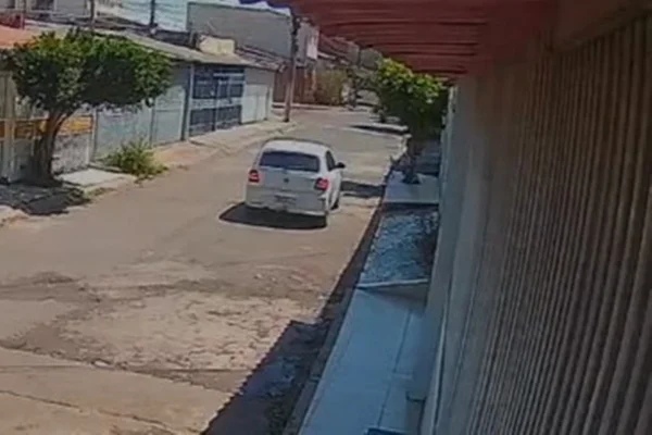 Vídeo flagra preso do saidão sequestrando jovem após matar mãe adotiva - destaque galeria Vídeo flagra preso do saidão sequestrando jovem após matar mãe adotiva - destaque galeria
