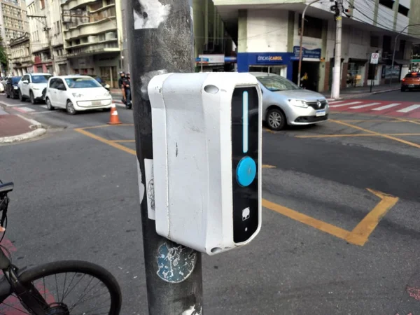 Botoeira instalada no semáforo da Avenida Jerônimo Monteiro, em Vitória (ES) - Metrópoles
